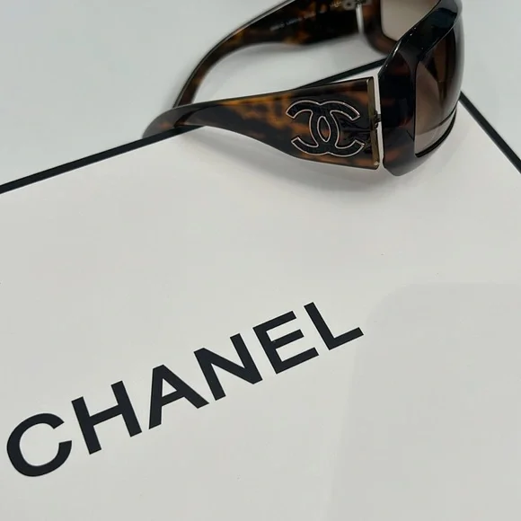 CHANEL sunglasses Comes with Case - Picture 4 of 11